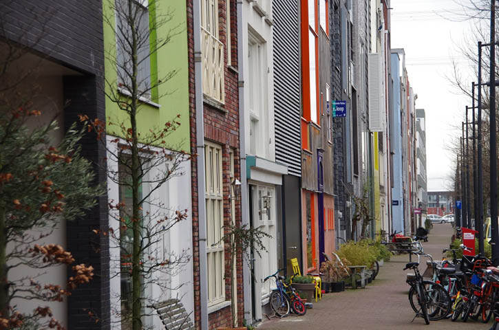 Straat met rijwoningen